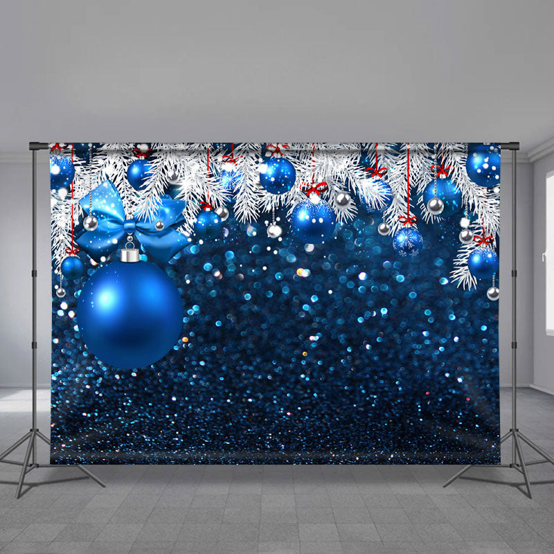 Aperturee - Blauer Christbaumkugel Silber Bokeh Weihnachtshintergrund