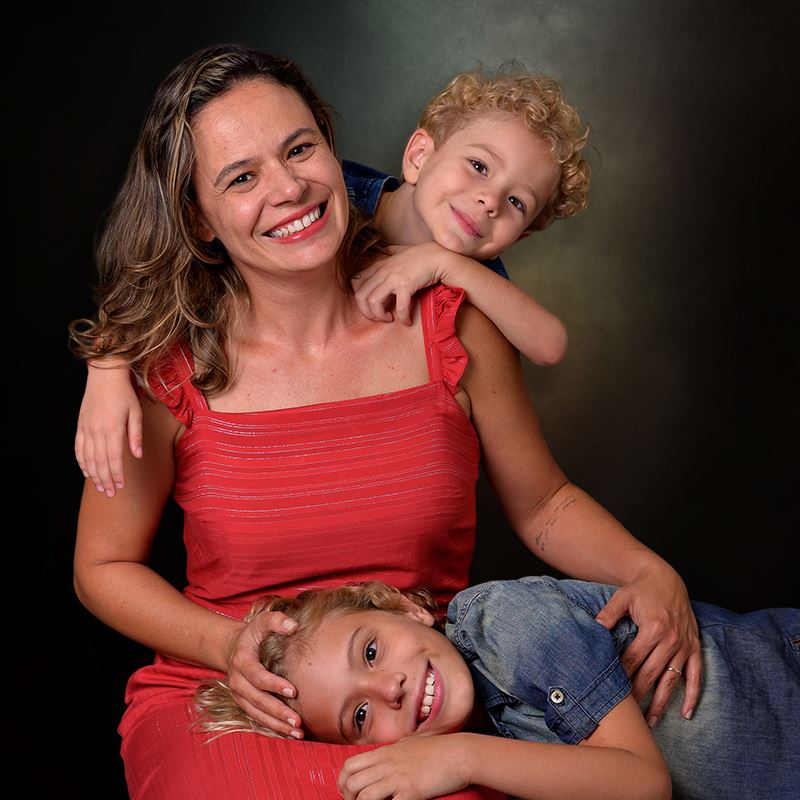 Aperturee - Hintergrund für Fotostudios mit brüniertem Licht im Dunkeln