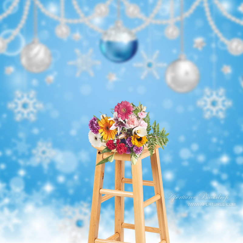 Aperturee - Weihnachtskugel Perlen Bokeh Schneeflocken blauer Hintergrund