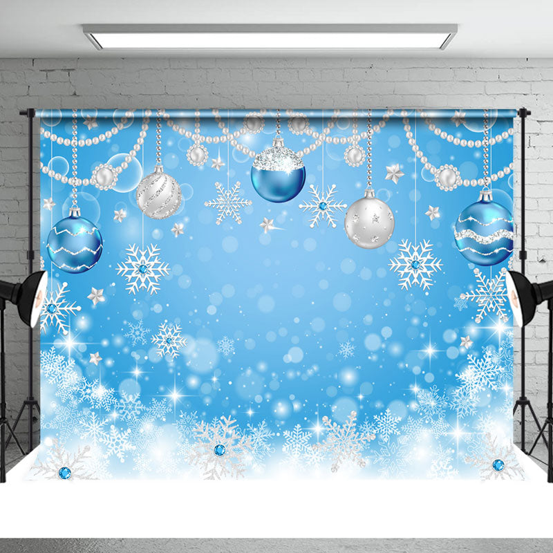 Aperturee - Weihnachtskugel Perlen Bokeh Schneeflocken blauer Hintergrund