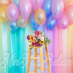Aperturee - Bunte Vorhang Luftballons zum Valentinstag im Hintergrund