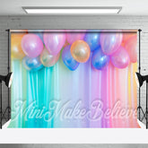 Aperturee - Bunte Vorhang Luftballons zum Valentinstag im Hintergrund