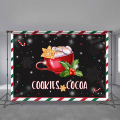Aperturee - Kekse Kakao rote Tasse schwarzer Weihnachtshintergrund