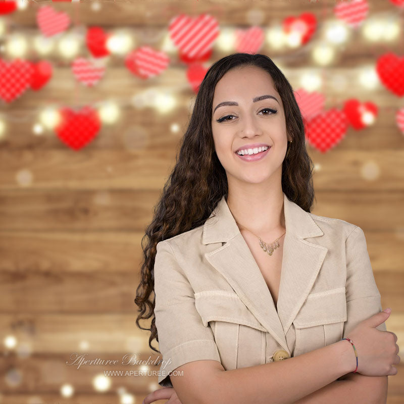 Aperturee - Rote Herzen Bokeh Holzstruktur Valentinstag Hintergrund