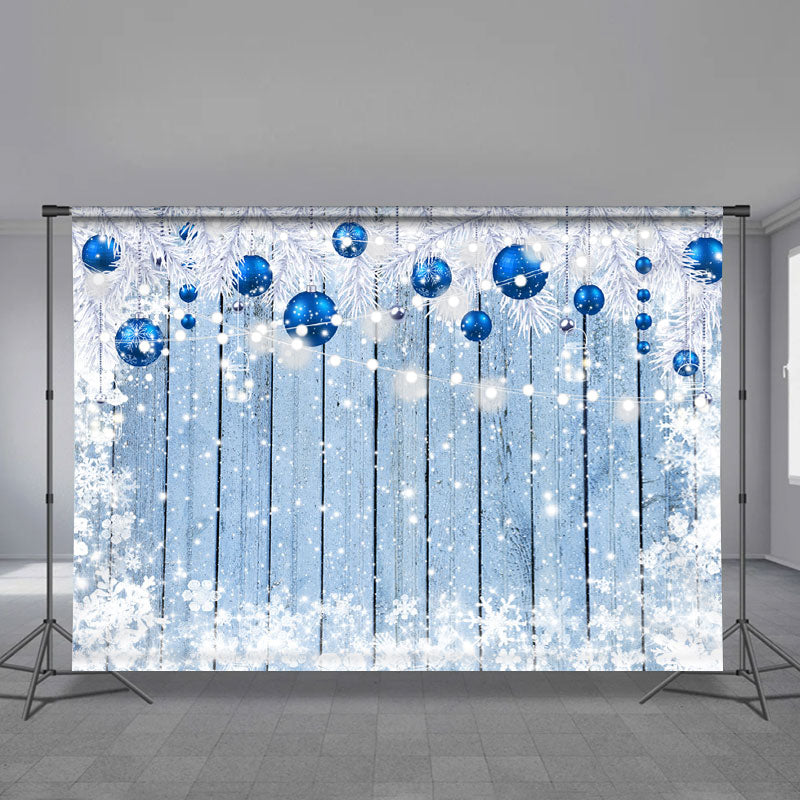 Aperturee - Marineblaue Weihnachtskugeln aus Holz mit Schneehintergrund