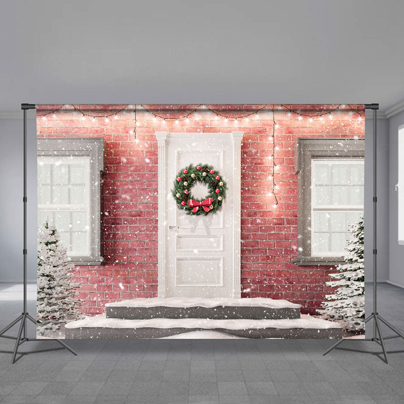 Aperturee - Rosa Ziegelstein weiße Tür die Weihnachtshintergrund schneit