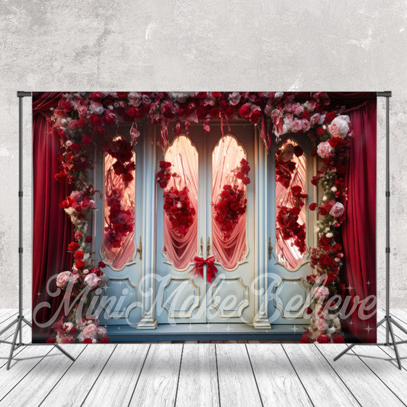 Aperturee - Romantische weiße Tür roter Rosenvorhang floraler Hintergrund