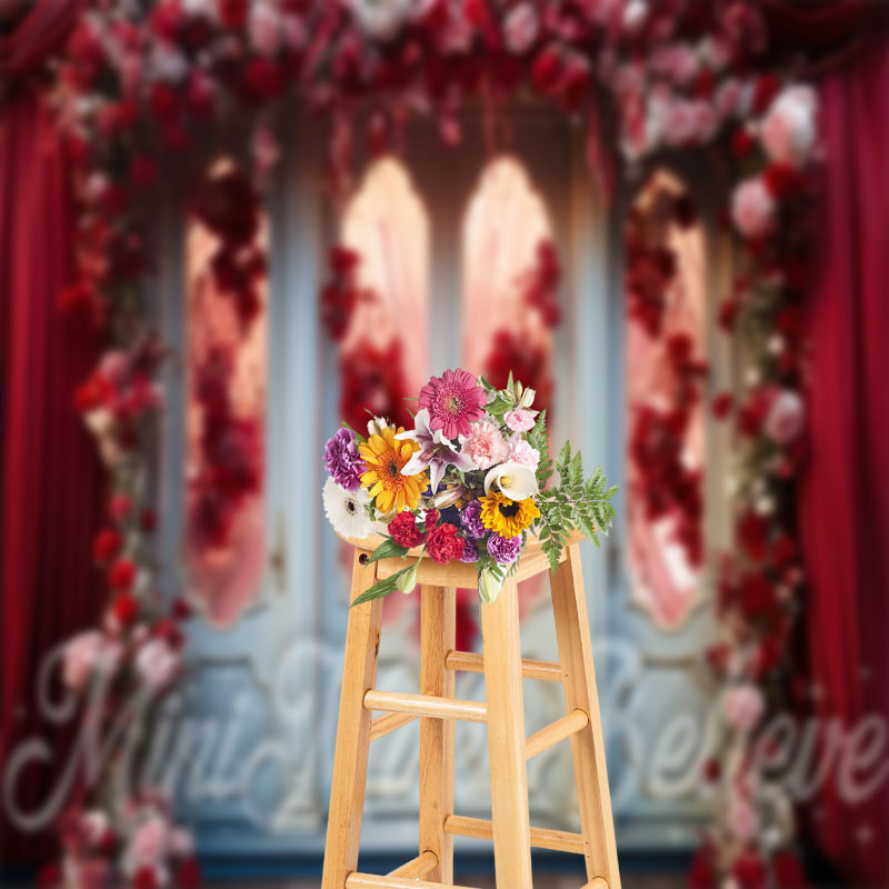 Aperturee - Romantische weiße Tür roter Rosenvorhang floraler Hintergrund