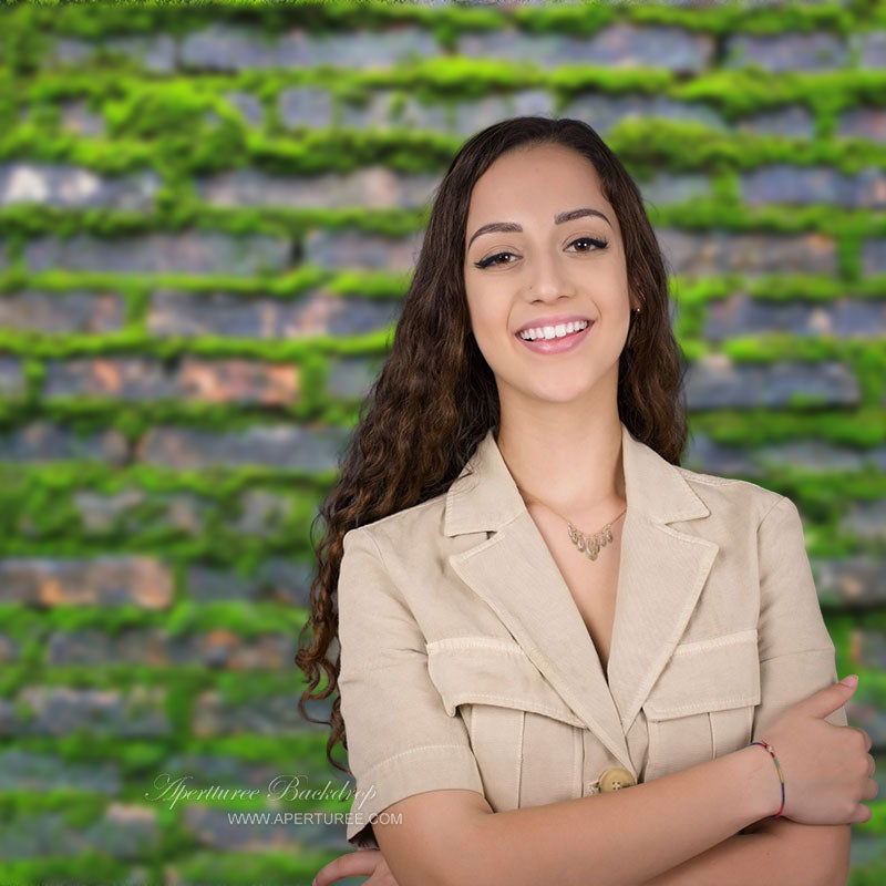 Aperturee - Ländliche grüne moosbewachsene Backsteinmauer als Fotoshooting Hintergrund
