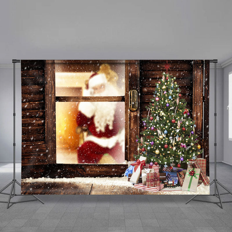 Aperturee - Weihnachtsmann im Freien verschneiter Baum Weihnachtskulisse