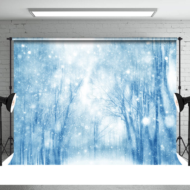 Aperturee - Verschneiter magischer Wald blauer verträumter Winter Fotohintergrund