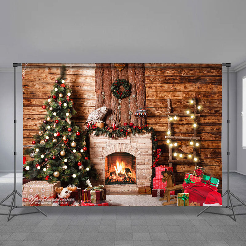 Aperturee - Vintage hölzerner Kamin Baum Weihnachtshintergrund