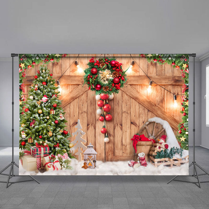 Aperturee - Warmer hölzerner roter Kugelkranz heller Weihnachtshintergrund