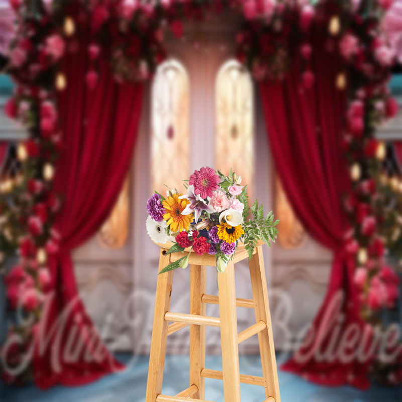 Aperturee - Weiße Tür roter Vorhang Blumen Fotoshooting Hintergrund