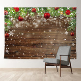 Aperturee - Weißer schneeroter Christbaumkugel Weihnachtshintergrund aus Kiefernholz