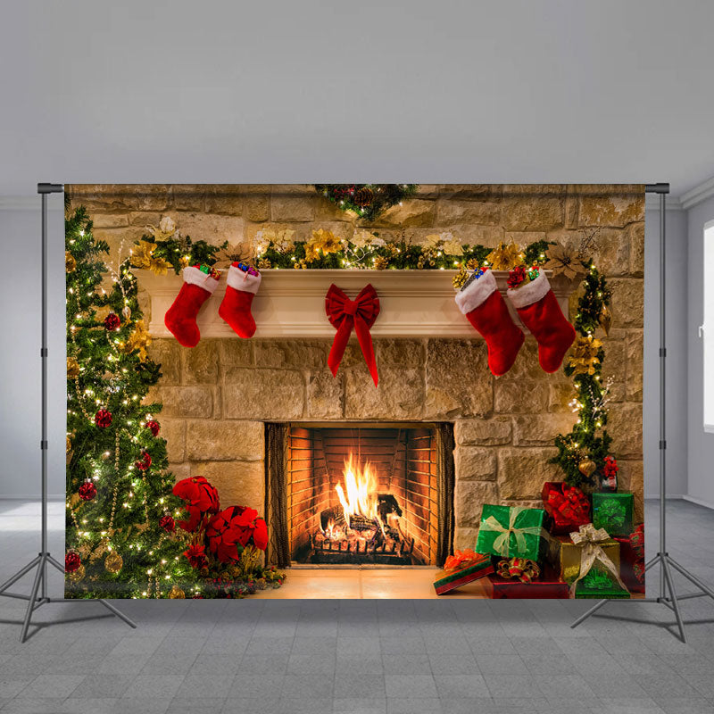 Aperturee - Weißer roter Strumpf Kamin Weihnachtshintergrund
