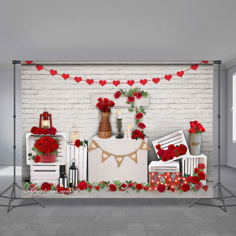 Aperturee - Weiße Wand rote Rose Liebeslicht Valentinstag Hintergrund