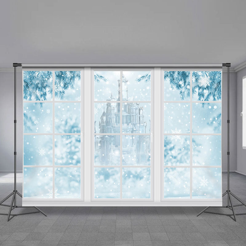 Aperturee - Weißes Fenster blaues Schloss verschneite Winterkulisse
