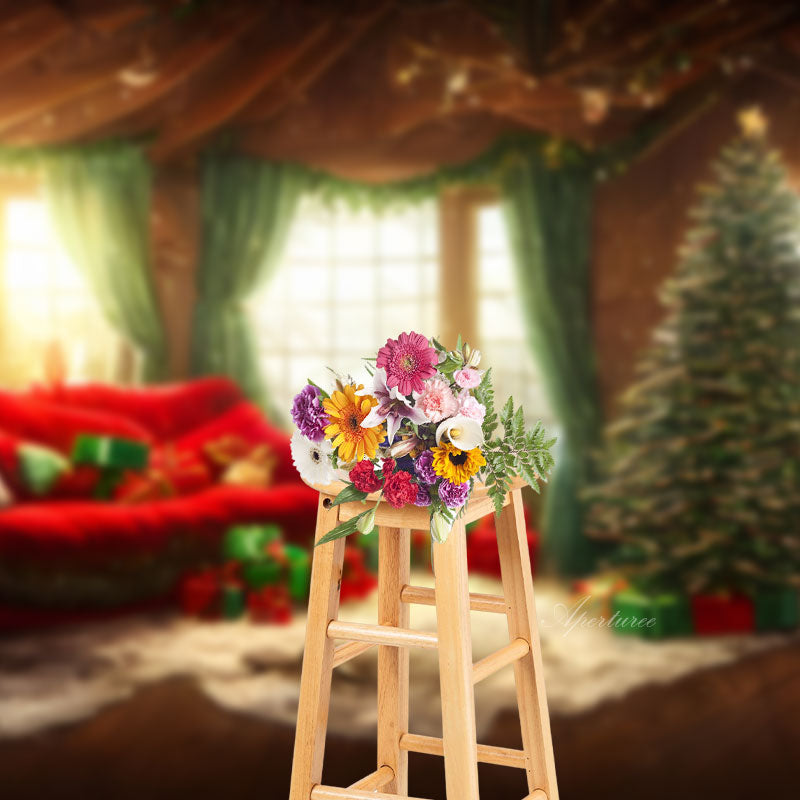 Aperturee - Hölzerner Raumboden Fenster rotes Sofa Weihnachtshintergrund