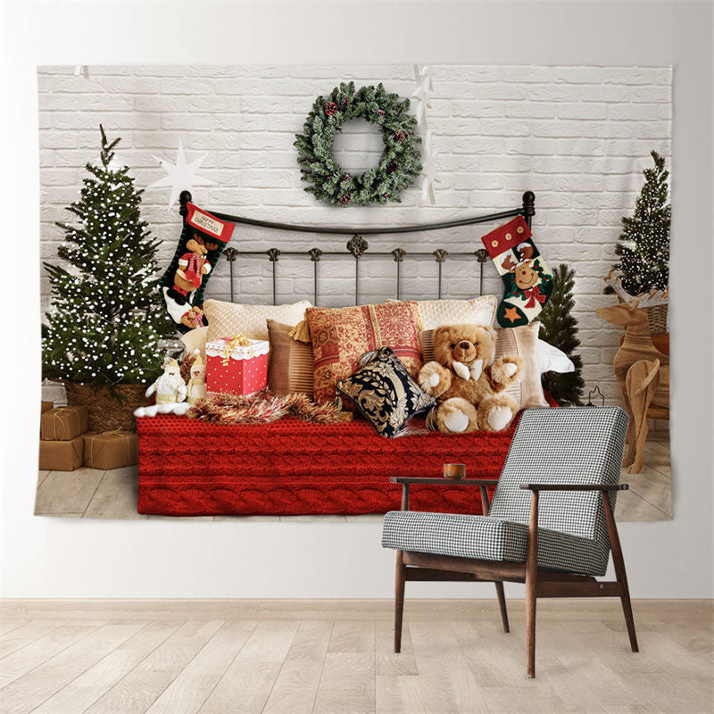 Aperturee - Bärenzimmer rotes Sofa Deko Baum Ziegelstein Weihnachtshintergrund