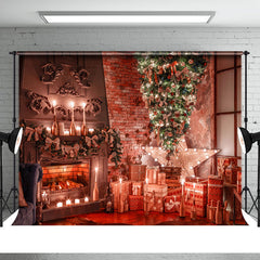Aperturee - Weihnachtsbaum präsentiert Kaminkerzen im Hintergrund