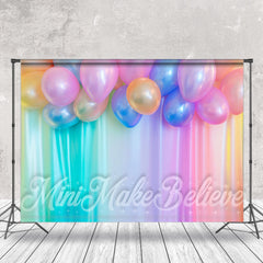 Aperturee - Bunte Vorhang Luftballons zum Valentinstag im Hintergrund