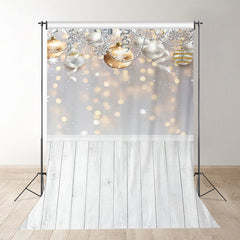 Aperturee - Gold Silber Kugelband mit Holz Weihnachtshintergrund
