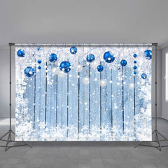 Aperturee - Marineblaue Weihnachtskugeln aus Holz mit Schneehintergrund