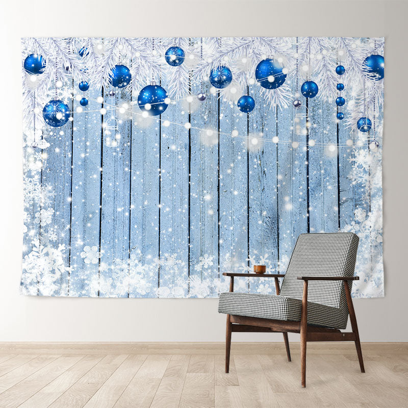 Aperturee - Marineblaue Weihnachtskugeln aus Holz mit Schneehintergrund