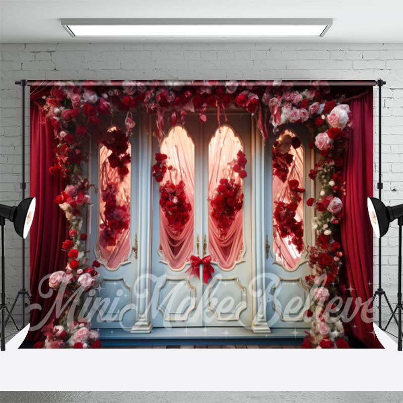 Aperturee - Romantische weiße Tür roter Rosenvorhang floraler Hintergrund