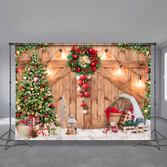 Aperturee - Warmer hölzerner roter Kugelkranz heller Weihnachtshintergrund